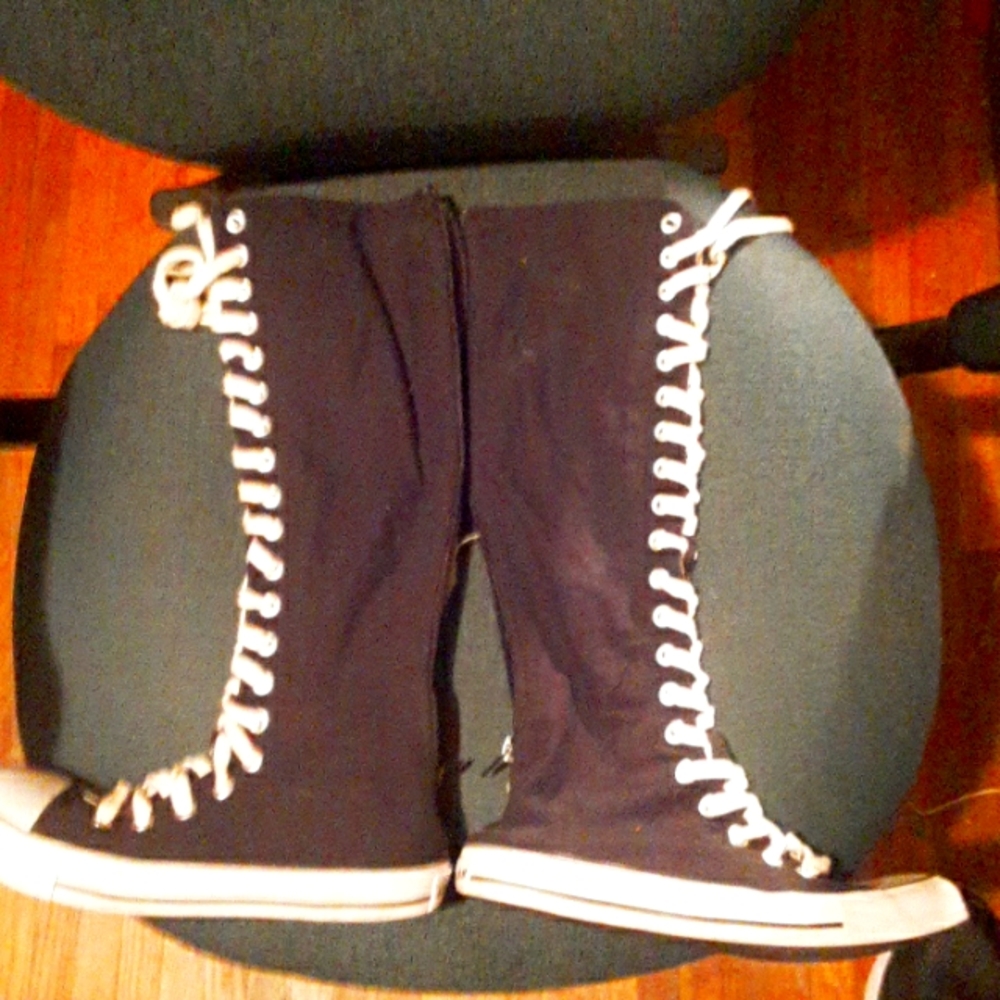 Airwalk zip-up shies